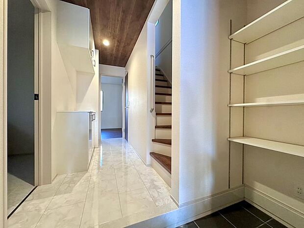 住まいの顏となる玄関。お気に入りの小物や写真を飾ることで、さわやかな気持ちで外出できそうです。