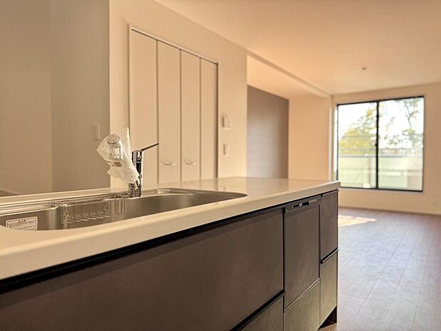 清潔感のあるキッチンスペース。ご家族の笑顔を想像しながら、楽しく調理ができそうです。