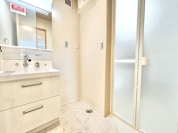 清潔感がある空間は、朝の身支度も気持ちよく行えそうです。