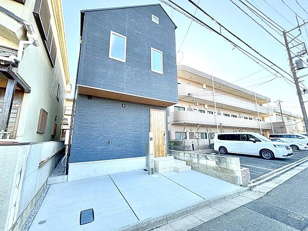 スーパーなどの買い物施設も近くに揃い、快適ライフを彩るロケーションです。