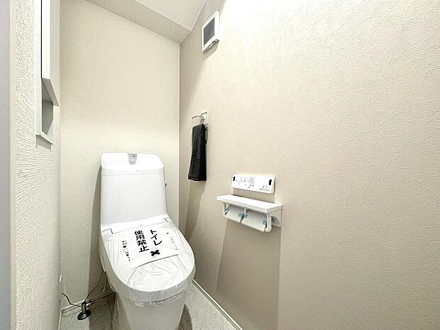 清潔感があるトイレです。仕様の詳細など、気になることはお気軽にお尋ねください。