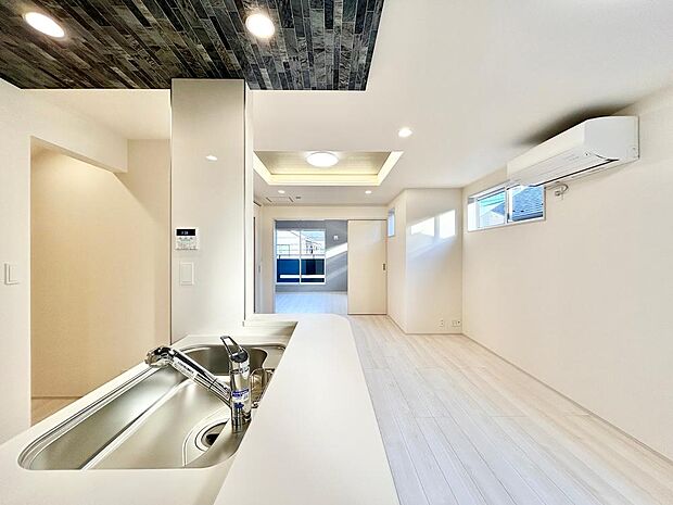 ご家族の写真やお子様の絵を飾り、お気に入りの空間をおつくりください。