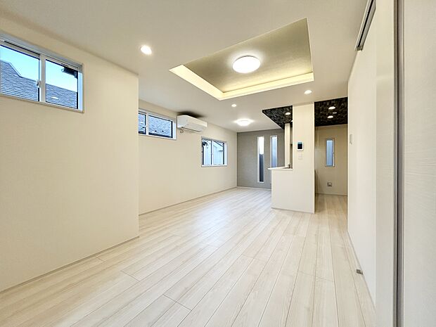 ご家族が集うLDKは2階に設けられており、視線を気にせずゆったりとお寛ぎいただけます。