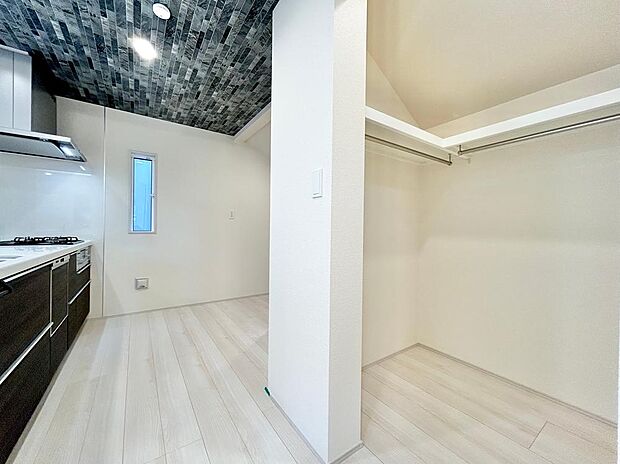 食品や日用品のストックを収納できるパントリーがあるため、すっきりとした状態を保てそうです。