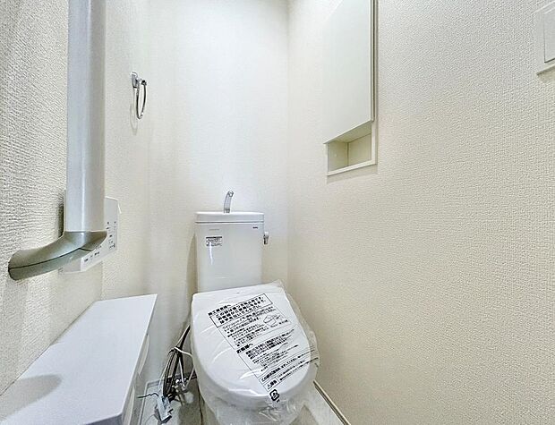 清潔感があるトイレです。仕様の詳細など、気になることはお気軽にお尋ねください。