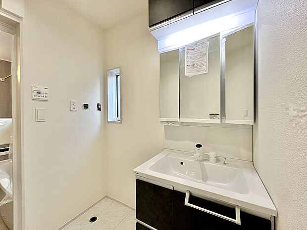 高さのある三面鏡と照明が備わった洗面台があり、身支度が捗りそうです。