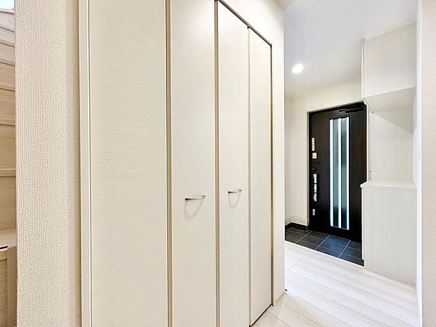 収納スペース付きで、生活感の出やすい場所もすっきり片付きそうです。