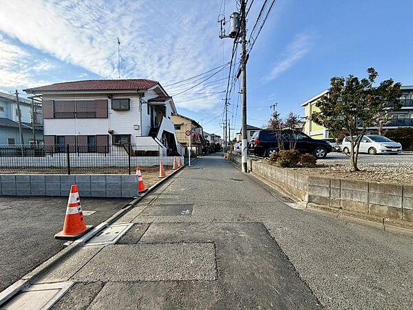 周辺は、低層住宅が建ち並ぶ閑静な住宅街です。緑豊かな住環境で落ち着いた暮らしが叶います。