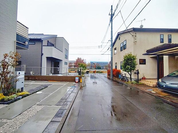 カースペースは2台分が確保されています(車種による)。セカンドカーの所有も検討可能です。