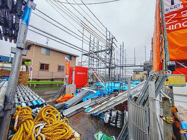 周辺は、低層住宅が建ち並ぶ閑静な住宅街です。緑豊かな住環境で落ち着いた暮らしが叶います。