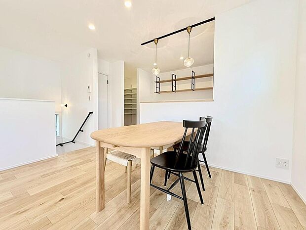 ご家族の写真や季節の花が映える、明るい色合いのフローリングが採用された柔らかな印象のLDKです。