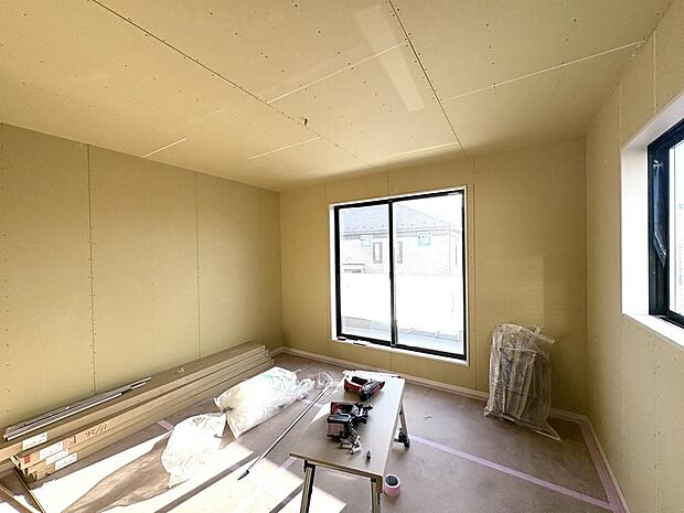 窓から自然光が差し込みます。プライベートな時間も心地よく過ごせそうです。