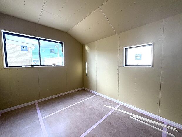 腰高窓のため家具を配置しやすく、お部屋作りの幅が広がりそうです。