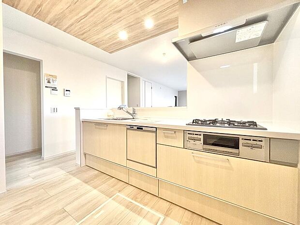 新しいお住まいのキッチンで、休日は家族でお料理を楽しむ時間が増えそうです。