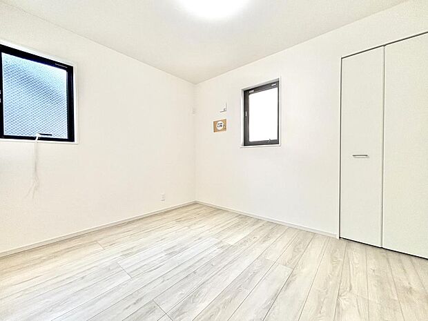 フローリングのためお手入れも簡単。明るくさわやかな空間は、お子様の学習も捗りそうです。