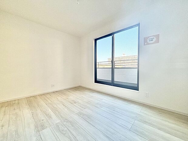 窓から自然光が差し込みます。プライベートな時間も心地よく過ごせそうです。