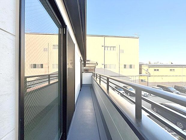 仕事や家事の合間の休憩に、バルコニーから景色を眺めればリフレッシュにもなりそうです。