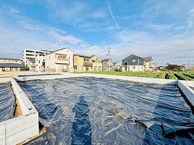 周辺は、低層住宅が建ち並ぶ閑静な住宅街です。緑豊かな住環境で落ち着いた暮らしが叶います。