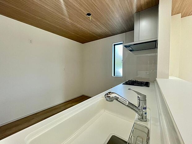 【参考事例】作業スペースが広く、家事がしやすいキッチンです。休日は、ご家族でお料理を楽しめそうです。