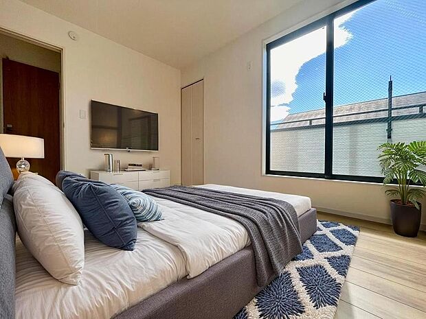 【参考事例】ベッドなどの大型家具を配置してもゆとりのある広さで、主寝室にもおすすめです。CG加工済