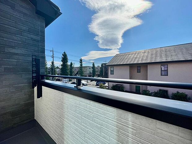 【参考事例】バルコニーからは昼と夜で違った雰囲気の景色を楽しむことができます。