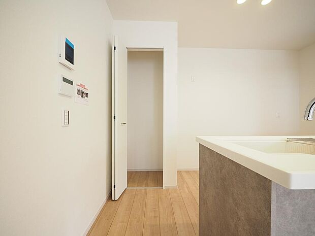 パントリーが備え付けられています。食料品や日用品のストック品を収納するスペースとして便利です。