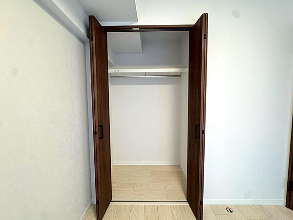 収納スペース付きで、生活感の出やすい場所もすっきり片付きそうです。