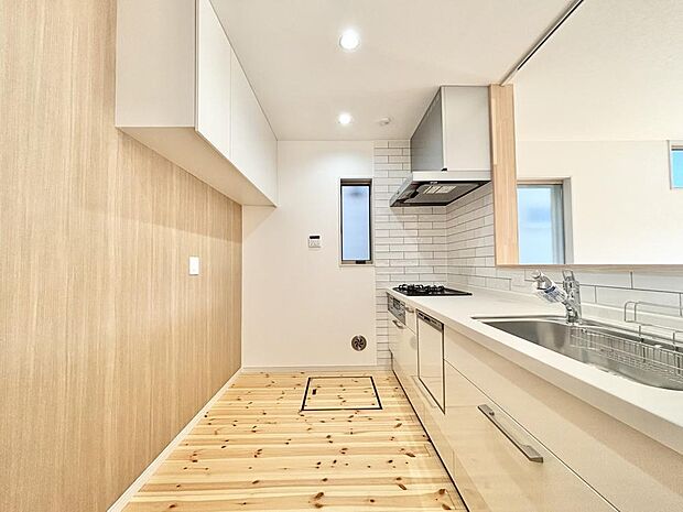 キッチンからはリビング全体を見渡せ、ご家族との会話を楽しみながら家事ができます。