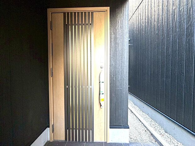 玄関ドアを開けた際に直接室内が見えにくい設計で、プライバシー面に配慮されています。