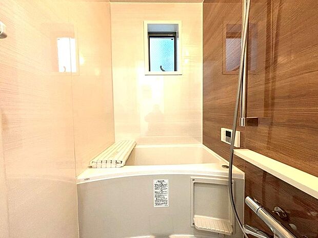 落ち着いた雰囲気の浴室。窓があり、お掃除の際の換気もしやすいです。