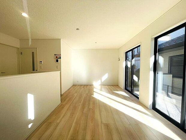 採光・通風に考慮されたLDKです。快適で居心地の良い、家族団らんのひと時をお過ごしいただけます。