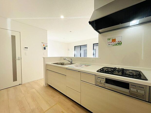 機能性とデザイン性を兼ね備えたシステムキッチン。LDを見渡せる対面式です。