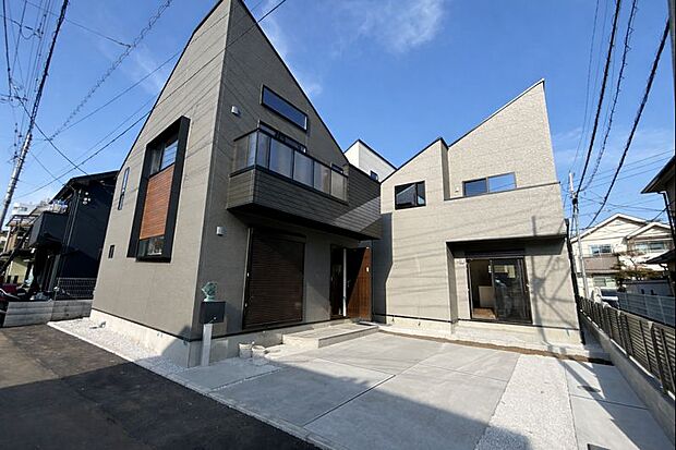 周辺は、低層住宅が建ち並ぶ閑静な住宅街です。緑豊かな住環境で落ち着いた暮らしが叶います。