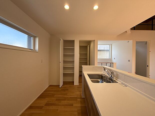 綺麗なキッチンは家事も捗りそうです。ぜひお子様と一緒に、お料理やお菓子作りを楽しんでください。