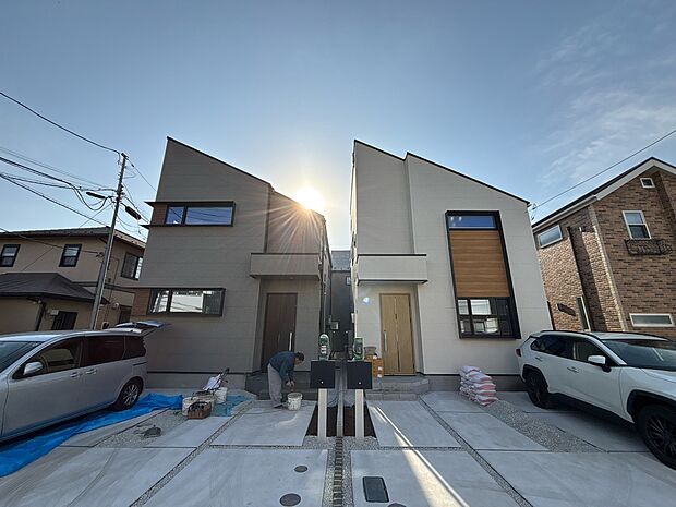 周辺は、低層住宅が建ち並ぶ閑静な住宅街です。緑豊かな住環境で落ち着いた暮らしが叶います。