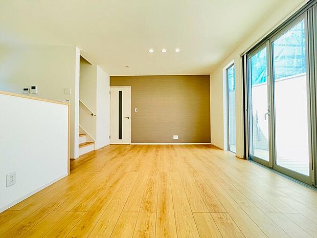 【完成事例】ご家族がお互いの存在を感じながら、思い思いの時間を過ごせる空間です。