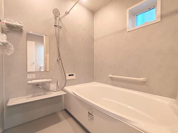 清潔感あるバスルーム。ゆっくりと湯船に浸かり、一日の疲れを癒やしていただけます。