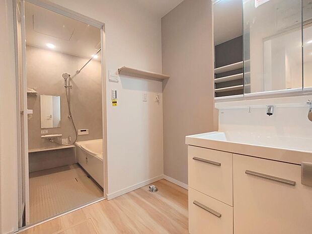 清潔感がある空間は、朝の身支度も気持ちよく行えそうです。