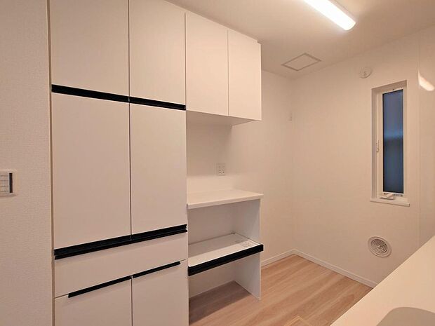 キッチン背面にはキッチンと統一された爽やかな色味のカップボード付きです。