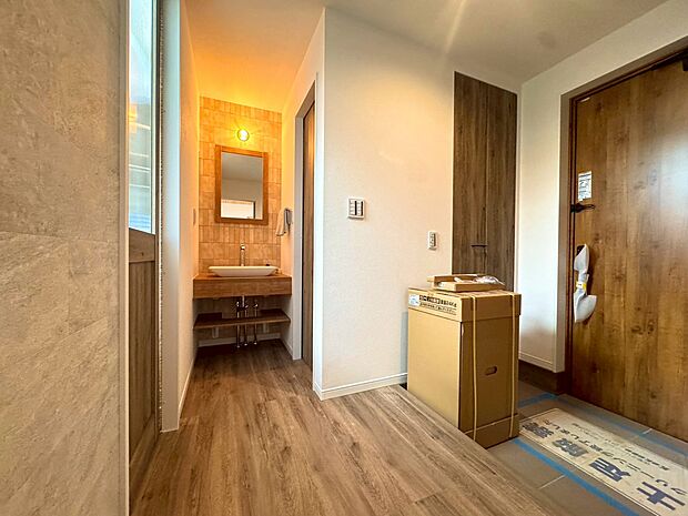 玄関ホールに洗面所が設置されています。ウイルスを室内に持ち込まない、工夫された間取りです。