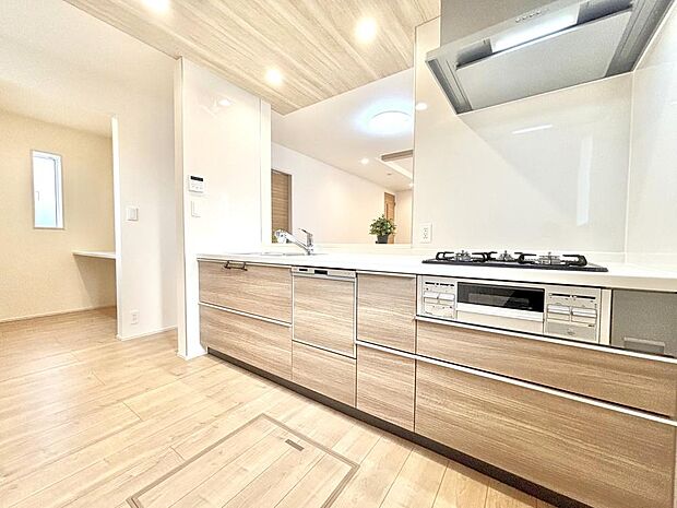 新しいお住まいのキッチンで、休日は家族でお料理を楽しむ時間が増えそうです。