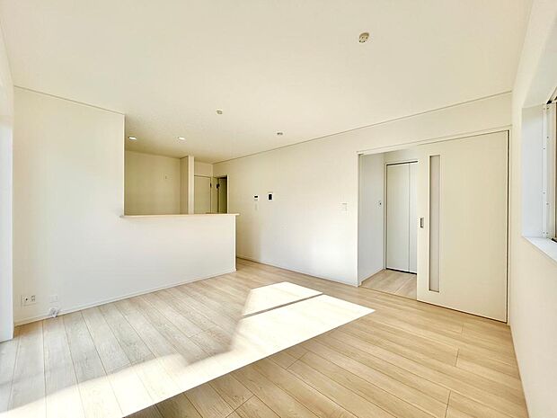 採光・通風に考慮されたLDKです。快適で居心地の良い、家族団らんのひと時をお過ごしいただけます。