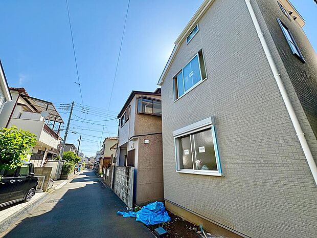 現地だけではなく、周辺の施設・道路など、生活するにあたって重要なポイントも併せてご案内可能です。（施工中写真）