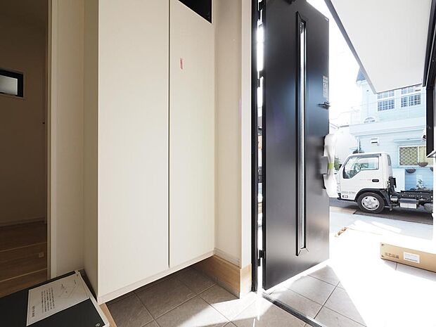 玄関にはシューズボックスを設置。散らかりがちな玄関スペースをすっきりとした状態に保てます。