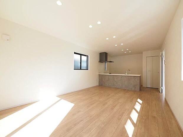 自然と笑顔が溢れるLDKです。お好きな小物や写真を飾り、お住まいづくりをお楽しみください。