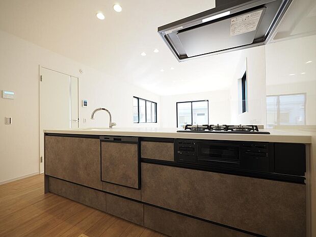 綺麗なキッチンは家事も捗りそうです。ぜひお子様と一緒に、お料理やお菓子作りを楽しんでください。