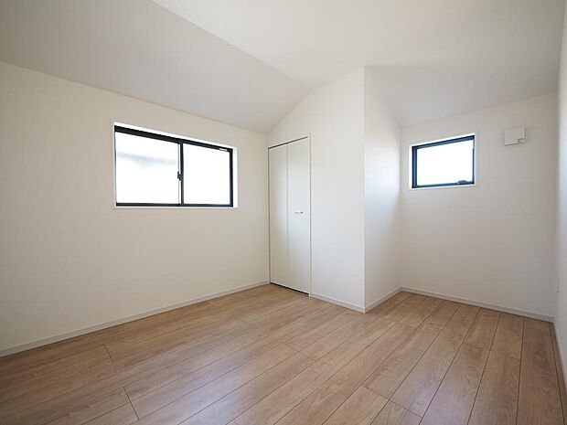 様々なテイストのインテリアと相性の良い、シンプルな内装が採用されています。