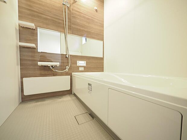 雨の日や夜間の洗濯物干しを可能にする、便利な浴室乾燥機が設置されています。