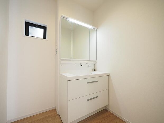 メイクやヘアセットがしやすそうな洗面台が設置されています。