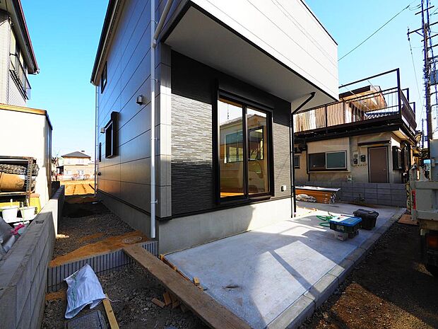 カースペースは2台分が確保されています(車種による)。セカンドカーの所有も検討可能です。